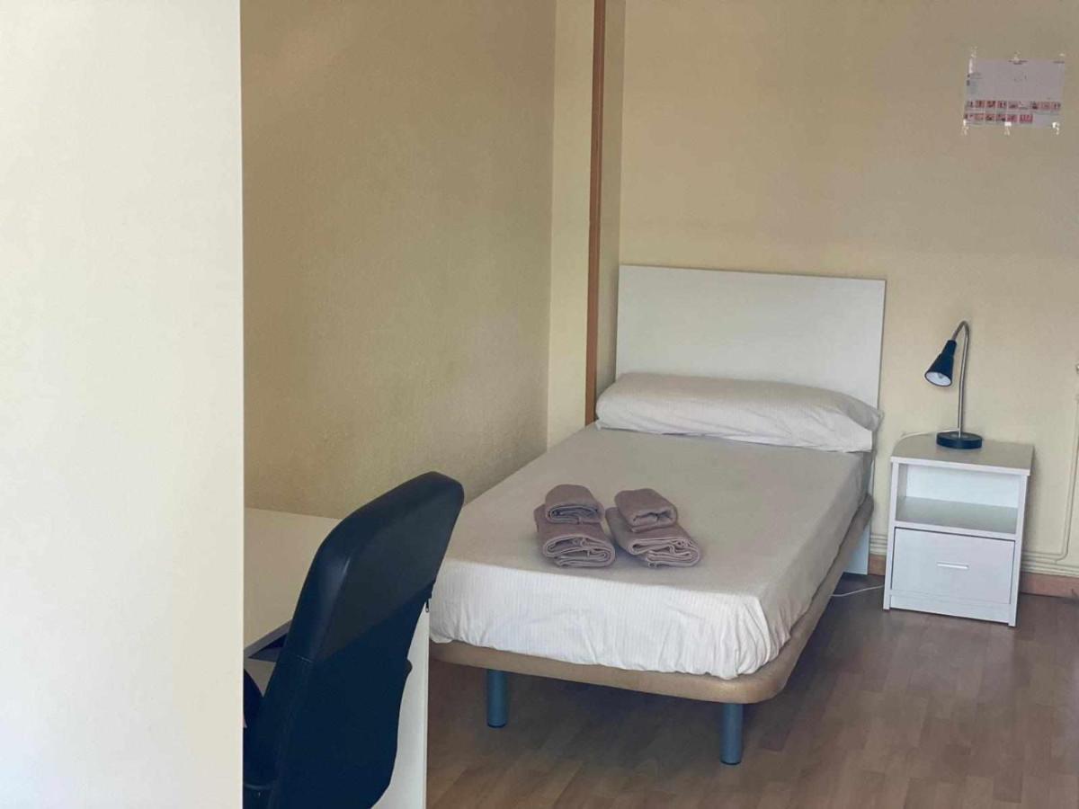 Bed and Breakfast Residencia 12 Octubre Madrid Exterior foto